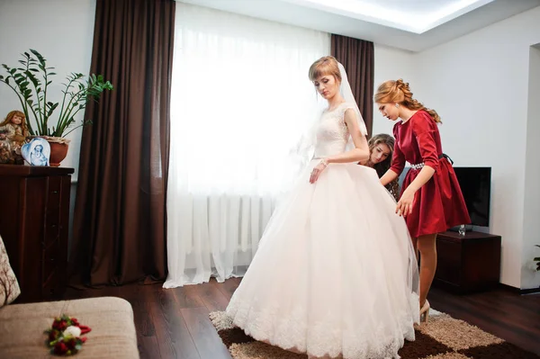 Hermosas damas de honor ayudan a la novia a prepararse para su boda ce — Foto de Stock