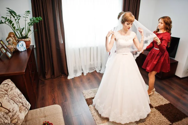 Güzel bridesmiads yardım onun için hazır olmak için gelin ce düğün