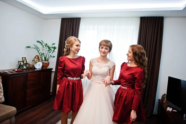 Gelin düğün gününde odaya poz nedime ile.