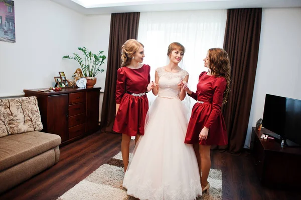 Novia con damas de honor posando en la habitación el día de la boda . — Foto de Stock