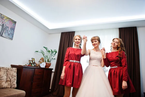 Gelin düğün gününde odaya poz nedime ile.