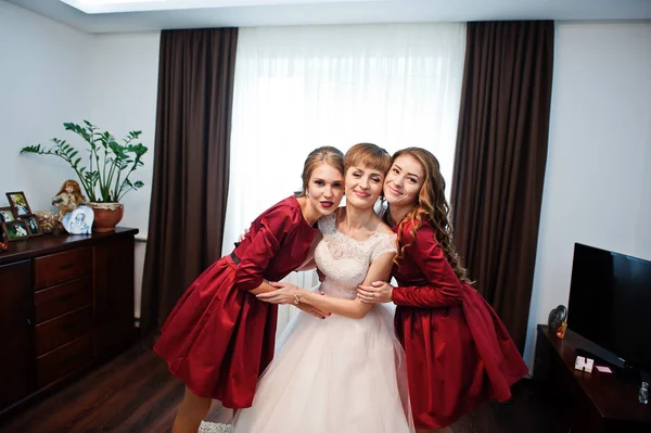 Braut mit Brautjungfern posiert am Hochzeitstag im Zimmer. — Stockfoto