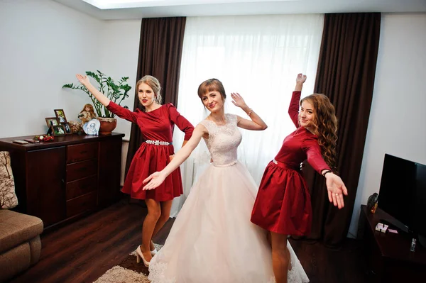 Bride with bridesmaids posing in the room on a wedding day. — Stock Photo, Image
