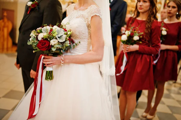 Close-up photo panny młodej z bukietem podczas ślubu c — Zdjęcie stockowe