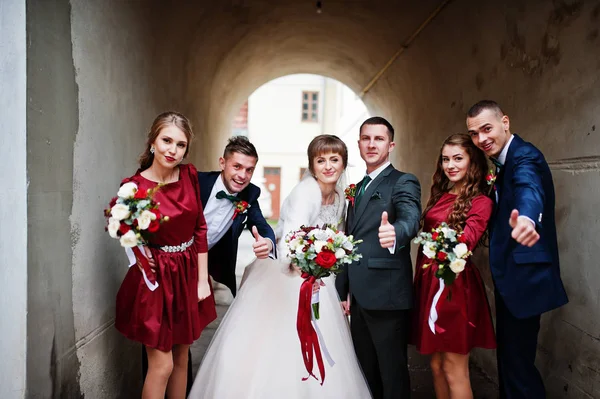 Coppia di sposi e sposi con damigelle in posa accanto al — Foto Stock