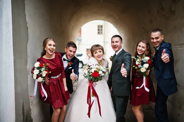 Pareja de bodas y padrinos con damas de honor posando junto a la — Foto de Stock