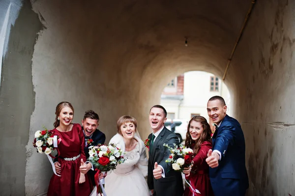 Pareja de bodas y padrinos con damas de honor posando junto a la — Foto de Stock