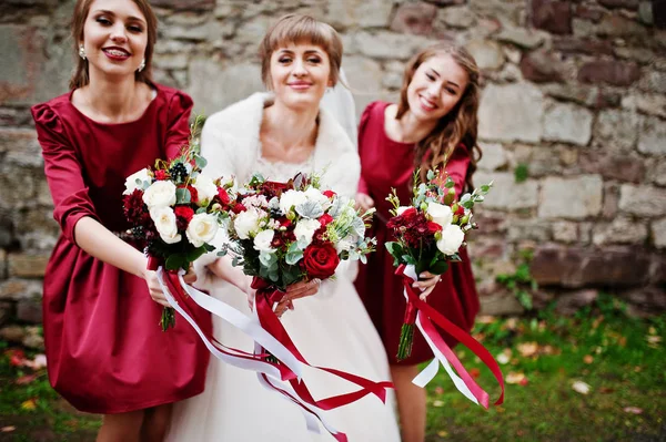 Magnífica noiva andando e posando com suas damas de honra com b — Fotografia de Stock