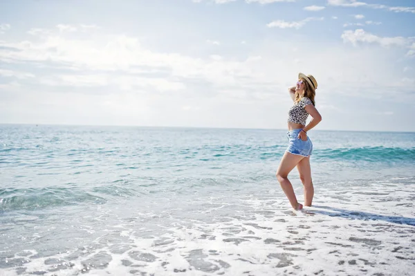 Deniz bir sahilde rahatlatıcı, kot sho üzerinde giyen güzel model