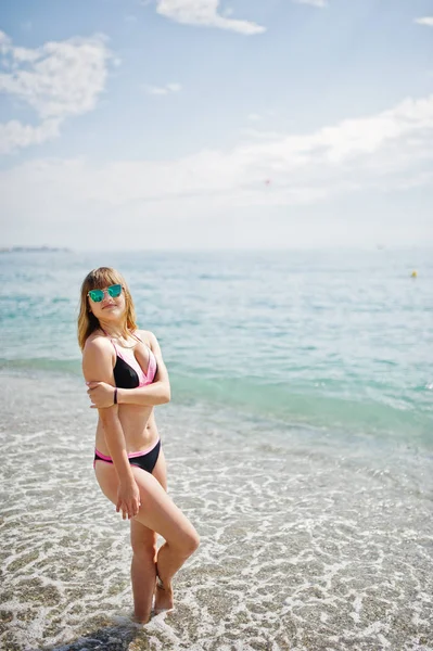 Όμορφο μοντέλο χαλαρώνοντας σε μια παραλία, ντυμένοι με ένα μαγιό. — Φωτογραφία Αρχείου
