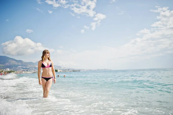 Hermosa modelo relajante en una playa vestida con un traje de baño . —  Fotos de Stock