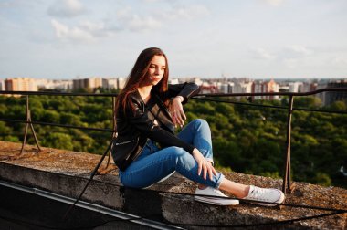 Siyah deri ceket, jea güzel genç bir kadın portresi