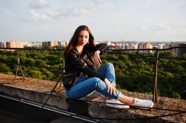 Siyah deri ceket, jea güzel genç bir kadın portresi