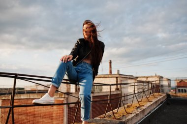 Siyah deri ceket, güzel genç bir kadın portresi jean