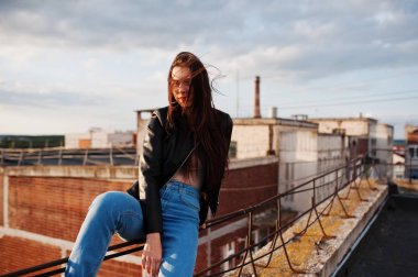 Siyah deri ceket, güzel genç bir kadın portresi jean