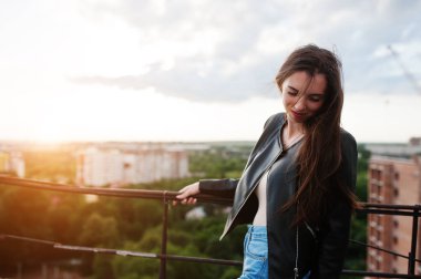 Siyah deri ceketli, çekici bir genç kadın portresi j