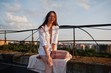 Beyaz erkek gömlek otururken o muhteşem genç bir kadın portresi