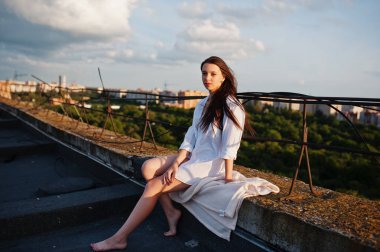 Beyaz erkek gömlek otururken o muhteşem genç bir kadın portresi