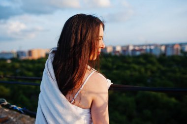 Oturan bir genç kadının portresi üzerinde beyaz battaniye ile örtülü 