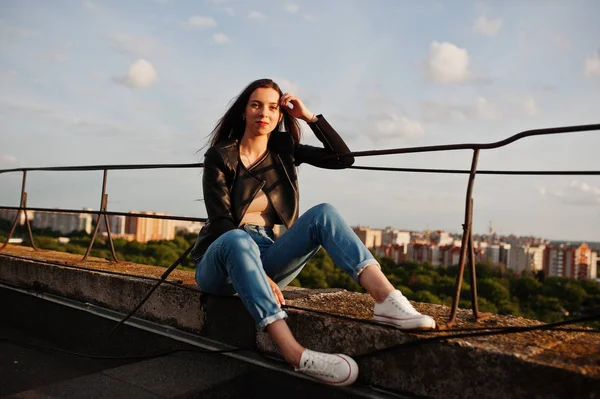 Siyah deri ceket, jea güzel genç bir kadın portresi