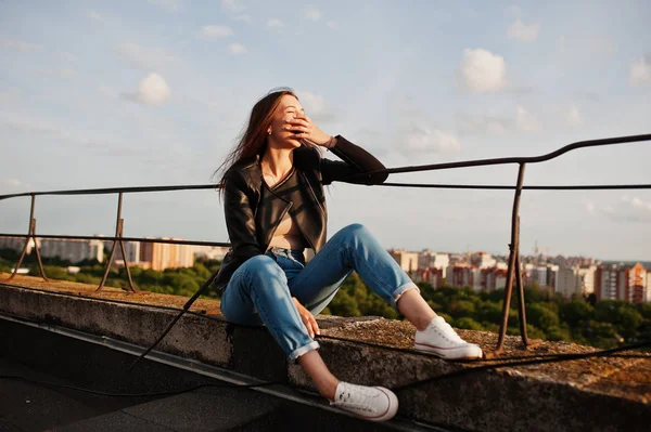 Siyah deri ceket, jea güzel genç bir kadın portresi