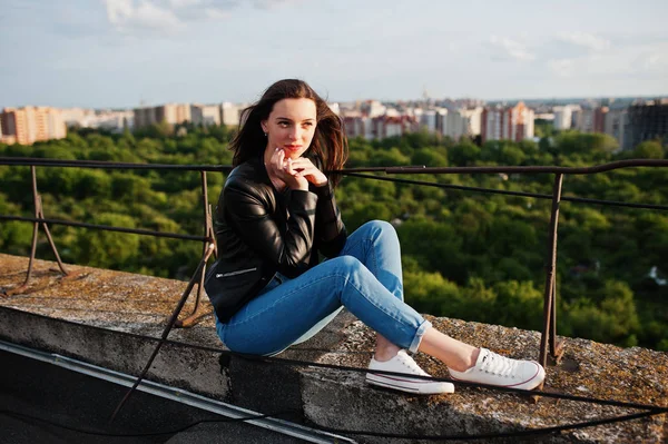 Siyah deri ceket, jea güzel genç bir kadın portresi