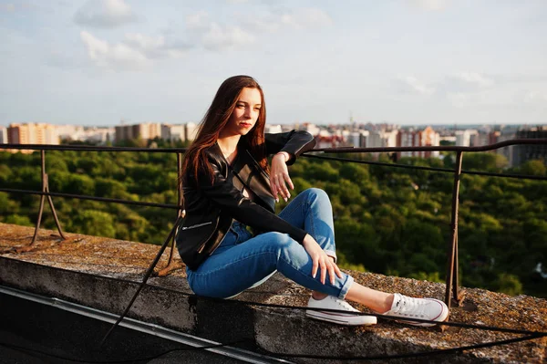 Siyah deri ceket, jea güzel genç bir kadın portresi