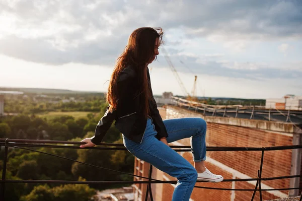 Siyah deri ceket, güzel genç bir kadın portresi jean