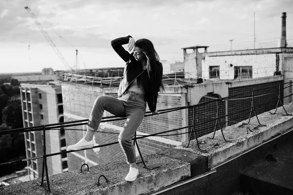 Siyah deri ceket, güzel genç bir kadın portresi jean