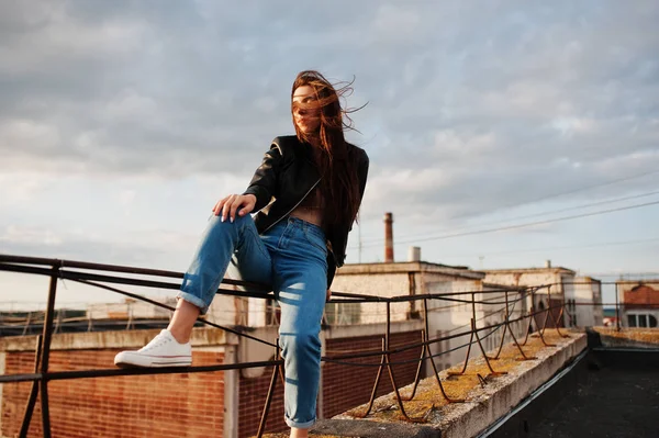 Siyah deri ceket, güzel genç bir kadın portresi jean