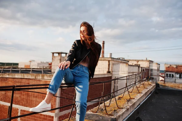 Portrait d'une magnifique jeune femme en veste en cuir noir, jean — Photo