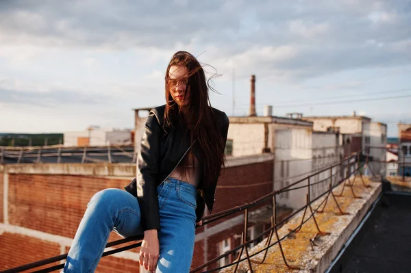 Siyah deri ceket, güzel genç bir kadın portresi jean