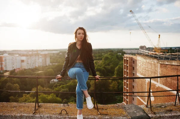 Siyah deri ceket, güzel genç bir kadın portresi jean