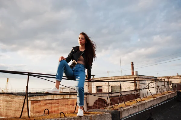 Siyah deri ceket, güzel genç bir kadın portresi jean