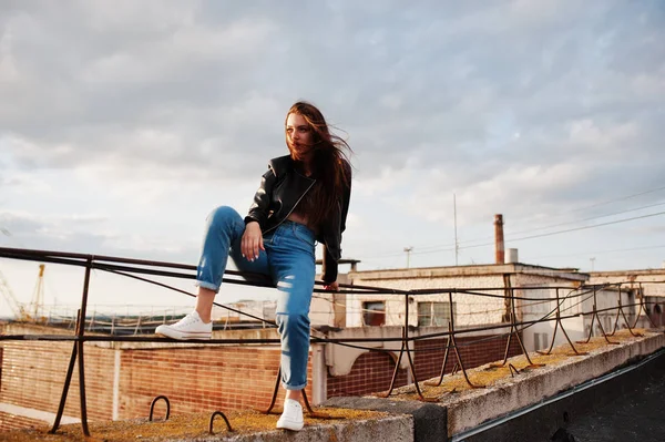 Portrait d'une magnifique jeune femme en veste en cuir noir, jean — Photo