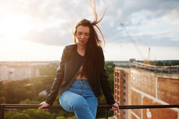 Retrato de una hermosa joven en chaqueta de cuero negro, jean —  Fotos de Stock