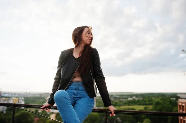 Retrato de una hermosa joven en chaqueta de cuero negro, jean — Foto de Stock