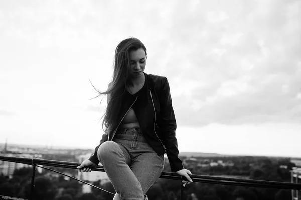 Retrato de uma jovem mulher linda em jaqueta de couro preto, jean — Fotografia de Stock
