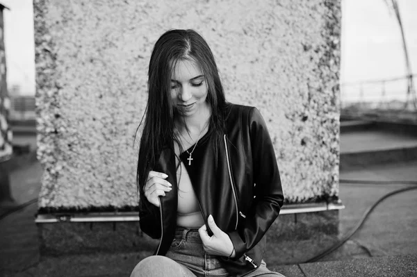 Retrato de una hermosa mujer joven en chaqueta de cuero negro, jea —  Fotos de Stock