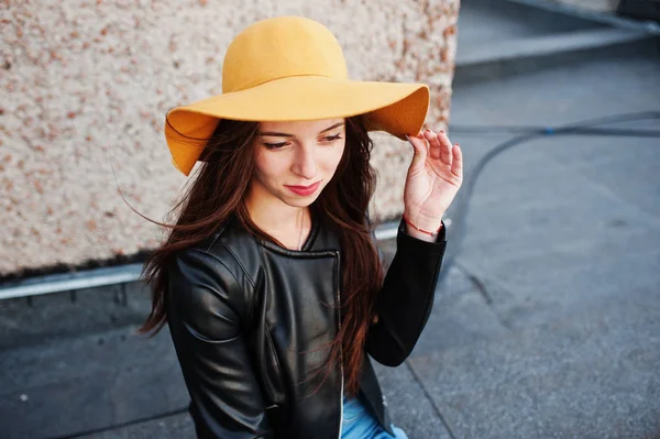 Porträt einer schönen jungen Frau in schwarzer Lederjacke und — Stockfoto