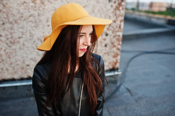 Portrait d'une belle jeune femme en veste en cuir noir et — Photo