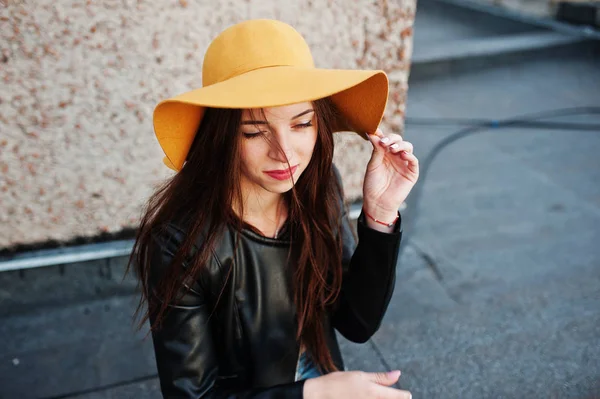 Siyah deri ceketli güzel bir genç kadın portresi ve 