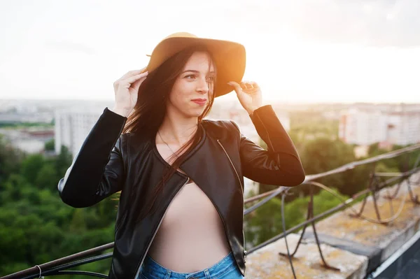 Retrato de uma jovem mulher fabulosa em roupas casuais posando sagacidade — Fotografia de Stock