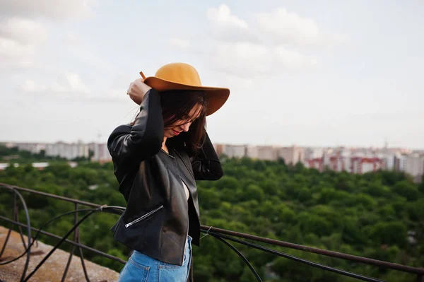 Retrato de uma jovem mulher fabulosa em roupas casuais posando sagacidade — Fotografia de Stock