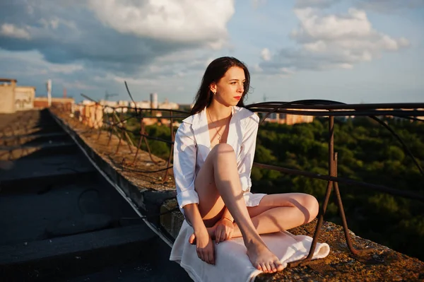 Beyaz erkek gömlek otururken o muhteşem genç bir kadın portresi