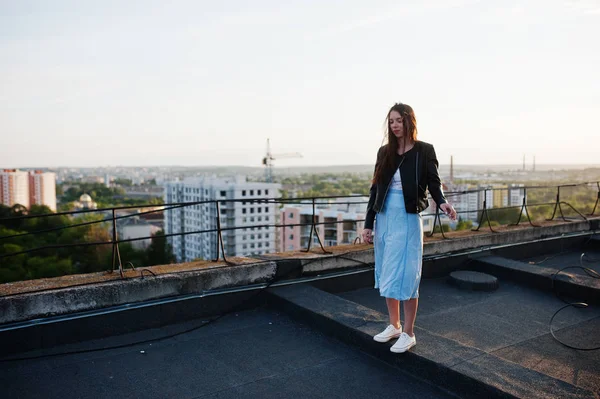 Siyah deri ceketli güzel bir genç kadın portresi ve 