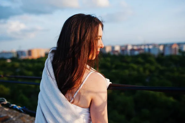 Retrato de una joven sentada cubierta con manta blanca —  Fotos de Stock