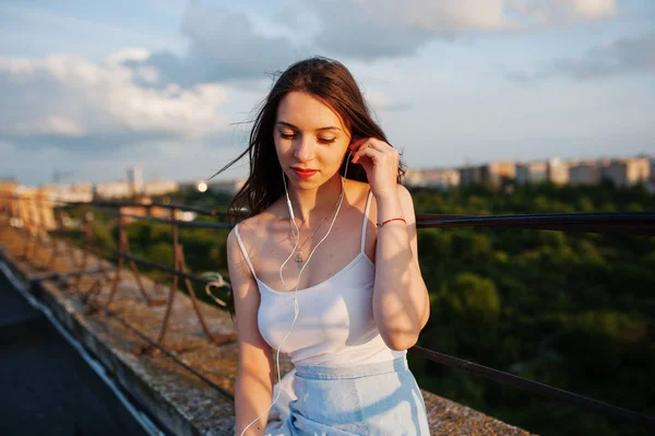 Retrato de una hermosa joven vestida con ropa casual cubierta con —  Fotos de Stock