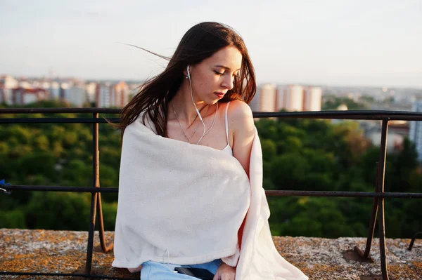 Portre rahat kıyafetler içinde güzel bir genç kadın wi kaplı