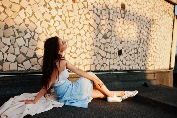 Retrato de uma jovem mulher atraente em vestido azul sentado em t — Fotografia de Stock